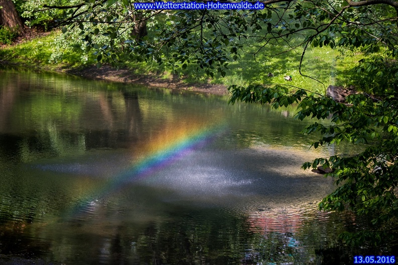 künstliher Regenbogen, durch Wasserfontaine im Lennepark